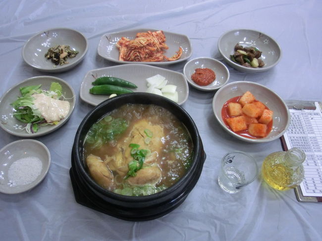 （桑黄）サンファンは古く中国から由来し、桑の木に生息するとても珍しく貴重な黄色いきのこのこと。免疫活性作用もあるとか・・・（すみません、ほとんどプサンナビから引用）<br /><br />桑黄のエキスの入ったソジュもついてます（食前酒）