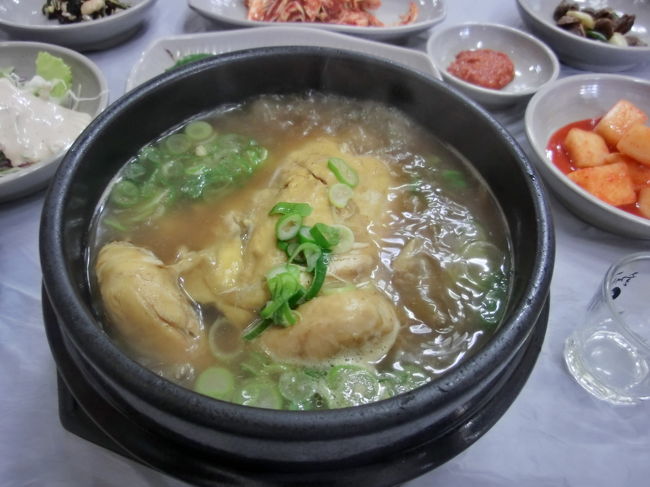 この黄色いのがサンファンエキスの色らしい。鶏肉も柔らかく朝鮮人参の味もかくし味ていどで美味しかったです（実は朝鮮人参あまり好きではない）完食。