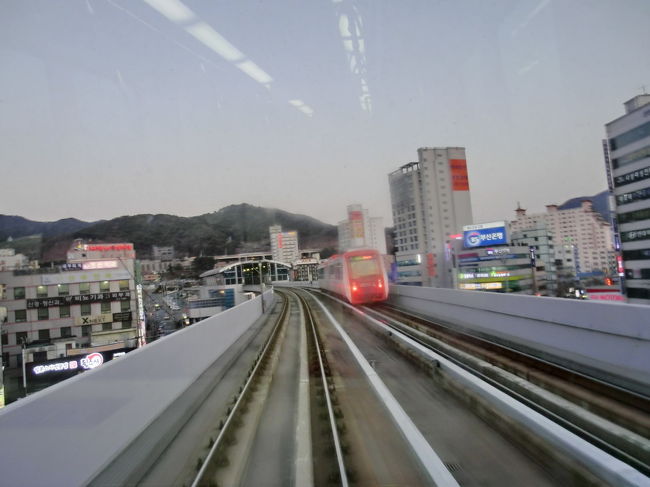 釜山金海軽電鉄で空港に向かいます。