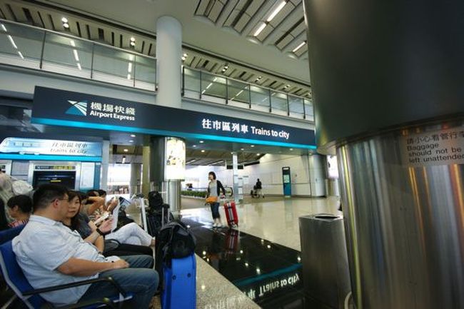 午前10時発のJL731便で、午後1時半頃には成田の1.7倍の広さの香港国際空港に到着。.....すっかり近代的。