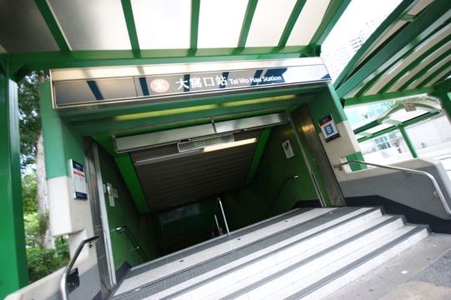 早速観光、まずは女人街へ行く。もよりの大窩口駅から荃湾線に乗って旺角駅へ。