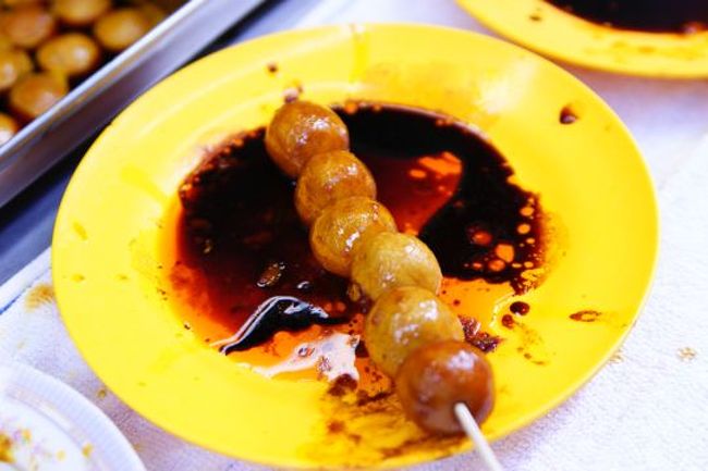 魚のすり身の甘辛いヤツ。なんだかわかんないけど美味しい。