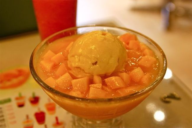 歩き疲れてまた『許留山』に入る。今度はマンゴープリンとスイカジュース。このスイカジュースがものすごく美味しかった。むかーし台湾で飲んだものより美味しかった。