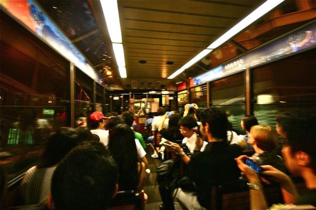 その後、香港島に渡り、ピークトラムでピークタワーへ。またここもめちゃ混みだわ、トラムはあり得ない角度で走るは、なんだか曇っているだわで、もう大変。でも100万ドルの夜景はそこそこ楽しめました。