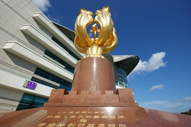 今日はツアーに含まれている市内観光です。『香港会議展覧中心』。香港人は金が好きらしい。