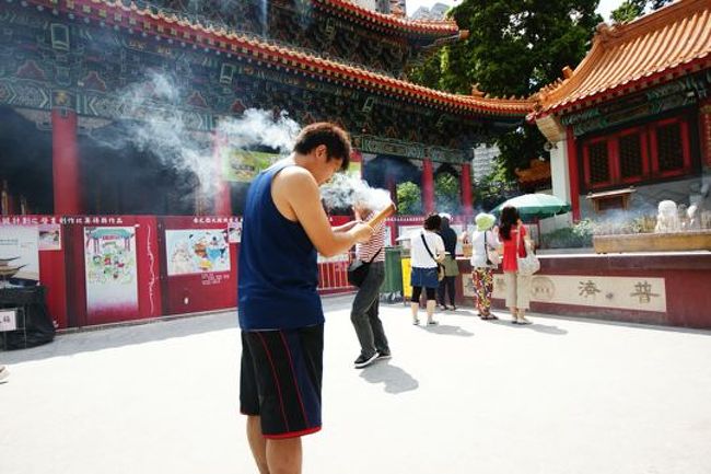 『黄大仙寺院』。みんな真剣にお祈りしてる。<br /><br />このあとお決まりのおみやげ屋、漢方屋、そしてまたおみやげ屋と、買い物させよう攻撃は続く....。<br />