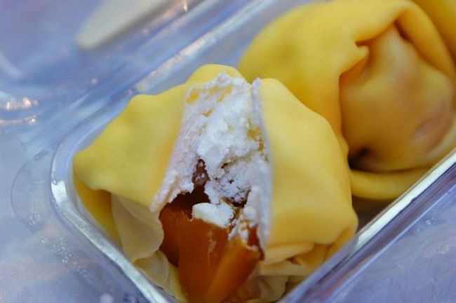 女人街は昨日見たので、ぜ〜〜〜〜たい食べたかったマンゴーパンケーキを探しに行きました。有名な『満記甜品』に字が似ている『發記甜品』に入ってみたら....ありました！マンゴーパンケーキ。.....がどうもよく見るヤツよりも一回りほど小さい気がするも、味は美味しかった.....。でも有名店のを食べてみたかった。