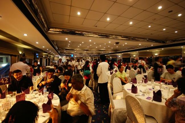 そしてハーバーディナークルーズ。ちょうど8時から香港名物『シティ・オブ・ライツ』を見ながらの食事です。『シティ・オブ・ライツ』ってのは街中のライトアップがぐわ〜〜っとパワーアップされて天高く光線が光り輝いて......みたいなのを想像していたのに、なんだかやってるんだか、今日はお休みなんだかよくわからない雰囲気.....。8時13分までやるらしいんで、それ以降と比べればわかるかな....と思って待ってみる......と、確かに若干光がおとなしくなったかな.....う〜〜〜ん。ずいぶんがっかりさせられました。<br /><br />......このオプショナルツアー、1人8,000円は高すぎ。 