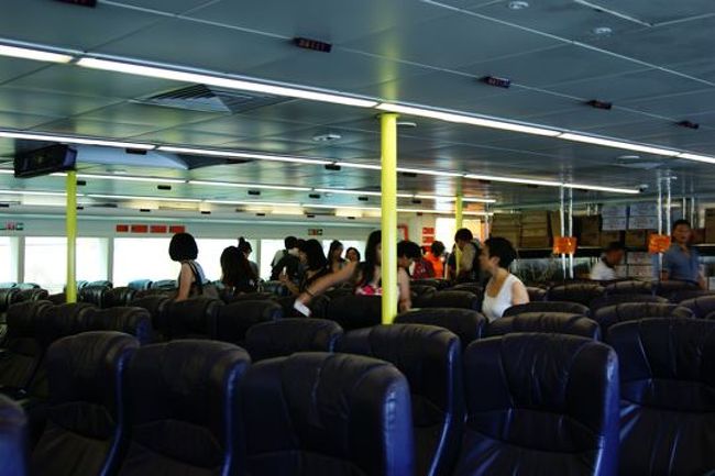 だいたいマカオ・香港間のフェリーは有名なターボ・ジェット（運行時間60分）か、ファースト・フェリー（運行時間70分）を使う。ファースト・フェリーの方が空いててキレイとの噂を信じて、まず行きは、ファースト・フェリーを利用。確かに空いてるし、座席も豪華.....しかし船内は異常に寒かった.....。