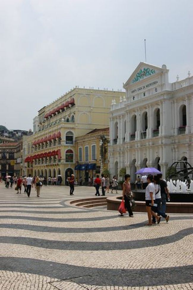 着きましたマカオ！　世界遺産の宝庫であるこの国、このくそ暑い中、いくつ見られるか.....。まずは『セナド広場』