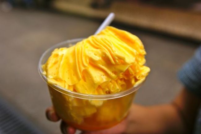 暑くて倒れそうなので、綿綿冰食べた。美味し〜