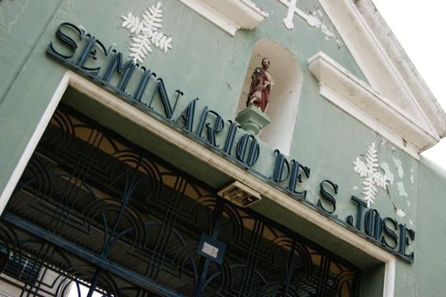 『聖ヨセフ修道院』（どうやら裏口？）