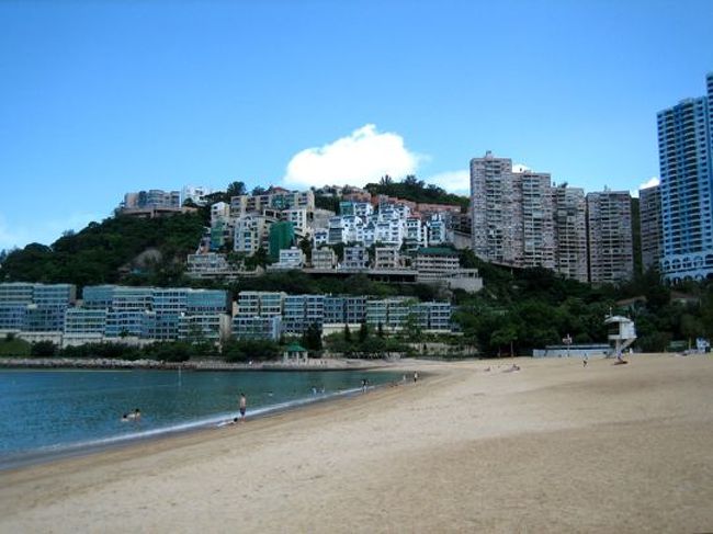 レパルス・ベイ。有名な海岸らしいが、このくそ暑い中、ほとんど人がいなかった。丘の上の方の一軒家はジャッキー・チェンの家だったらしい。