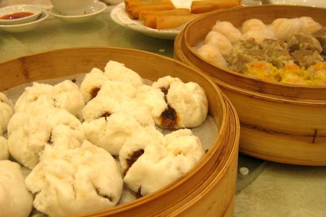 昼は飲茶。これだけはツアーに含まれている食事。円卓でみんなで牽制しながら、遠慮しながらの、なんだか食べた気しない食事。