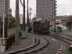 乗車しませんでしたが(通常より料金高めでフリー切符でも要追加料金)、
坊っちゃん列車を見かけました。

方向転換している光景を目撃。

牽引車と客車を切り離し、牽引車の中央下部にジャッキリフトがついており、
車輪から浮かせた牽引車を人力で方向転換。
客車もこれまた人力で押し、牽引車を前進・バックさせて接続します。

その様子がユーチューブで投稿されています。
http://www.youtube.com/watch?v=N-hDLoSF0xk