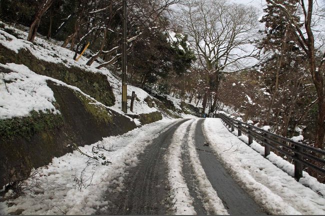 山間に入るとこの状態でした。つるつるノーマルタイヤでは怖い。