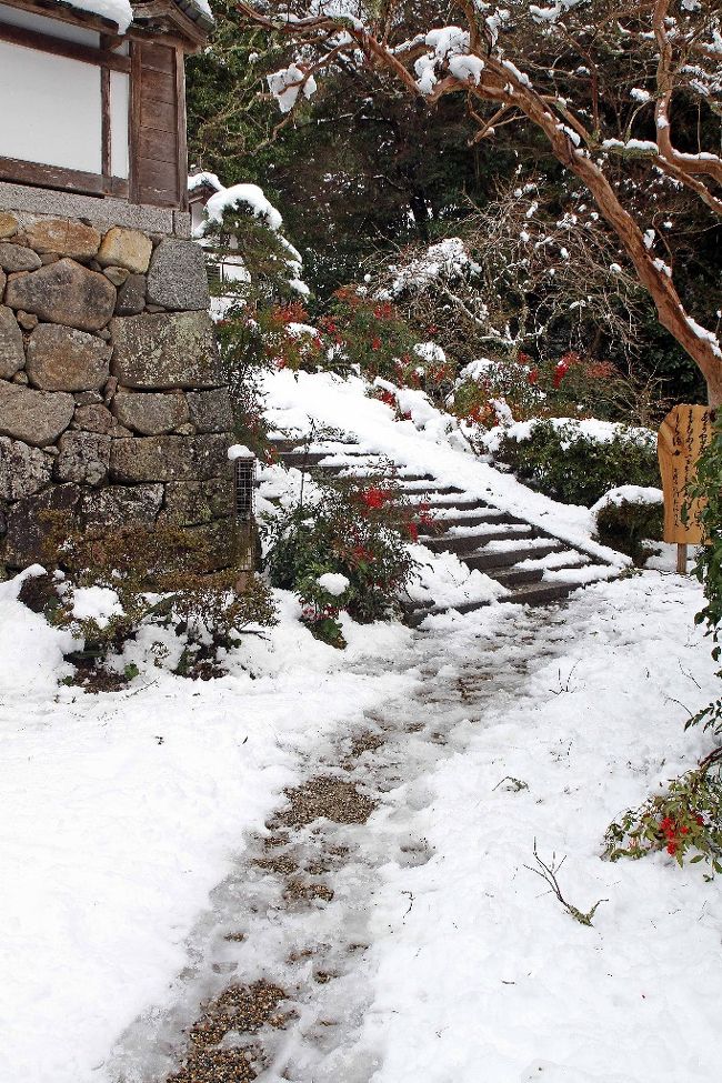 雪を踏んで寺に向う。長靴にして正解