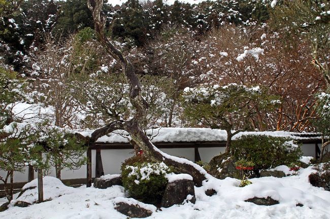 借景である向こうの山に雪があるから良い