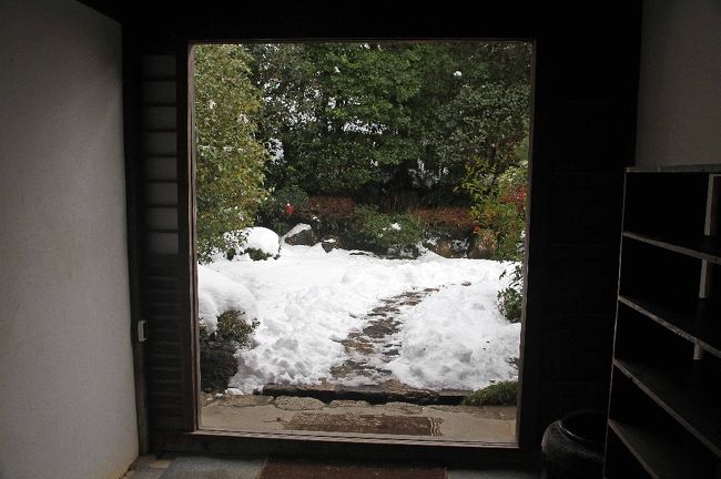 さて本堂を出る。外は雪。今回は若い僧侶さんで親切でしたが、あの好々爺とした住職はどちらに。