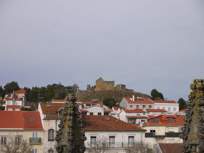 教会からは砦も見えた。<br /><br />さてここからは再びバスで移動〜。<br /><br />続きの旅行記は↓<br />http://4travel.jp/travelogue/10865751