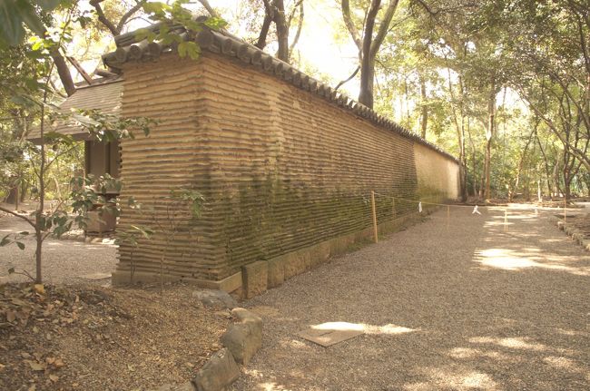 「信長塀」<br /><br />日本三大土塀のひとつ<br />織田信長が桶狭間の合戦で勝利したお礼に奉納したもの（パンフレット転載）<br /><br />…ちなみに、三大土塀のほかの二つは「三十三間堂（京都市）の太閤塀」「西宮神社（西宮市）の大練塀」らしいですよ