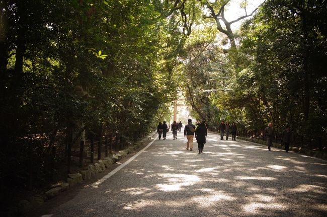 熱田神宮は三種の神器のひとつ「草薙剣」を祀る。<br /><br /><br />敷地内は緑が多い。<br /><br />なんだか癒される〜