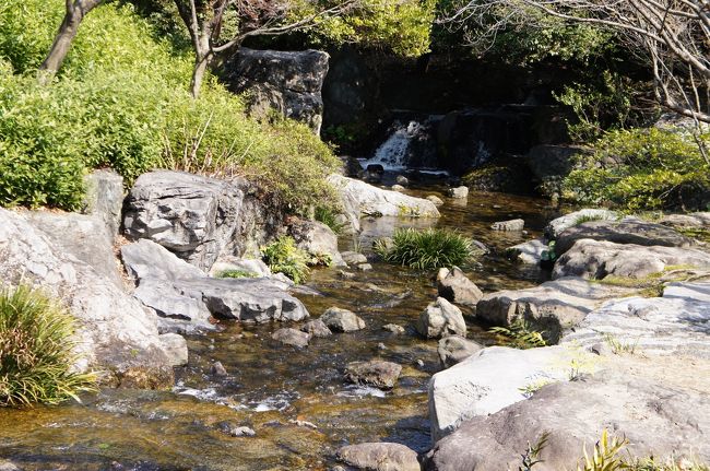 さらに歩くと滝ゾーン<br /><br />季節がはやくも初夏になったようなさわやかさ