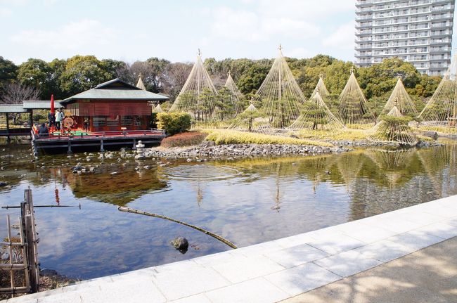 さらに歩いて池へ<br /><br />しばらく石畳に座って瞑想…（ﾟ∀ﾟ）<br /><br />この時目の前の「清羽亭」では撮影？が。<br />神楽のようなものが見えたがなんだったのだろうか。<br />