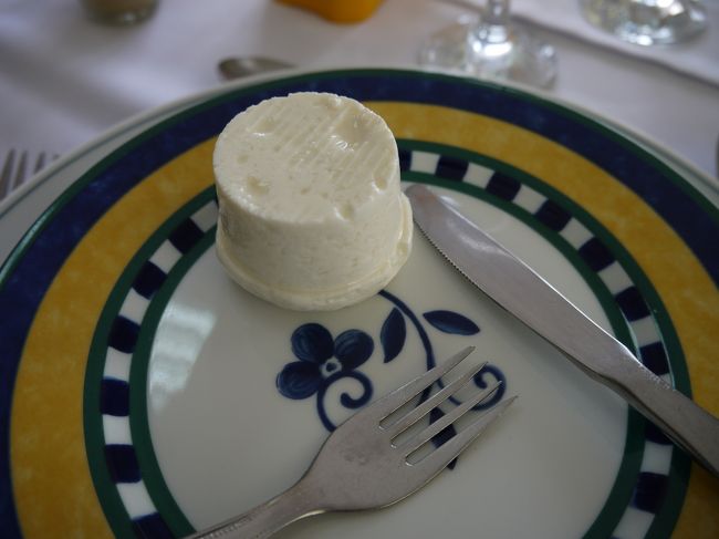 最初は山羊のチーズ。<br /><br />これ食べて気付いた。<br />ホテルの朝食ビュッフェにあった何かよくわからないチーズは山羊だったんだ！