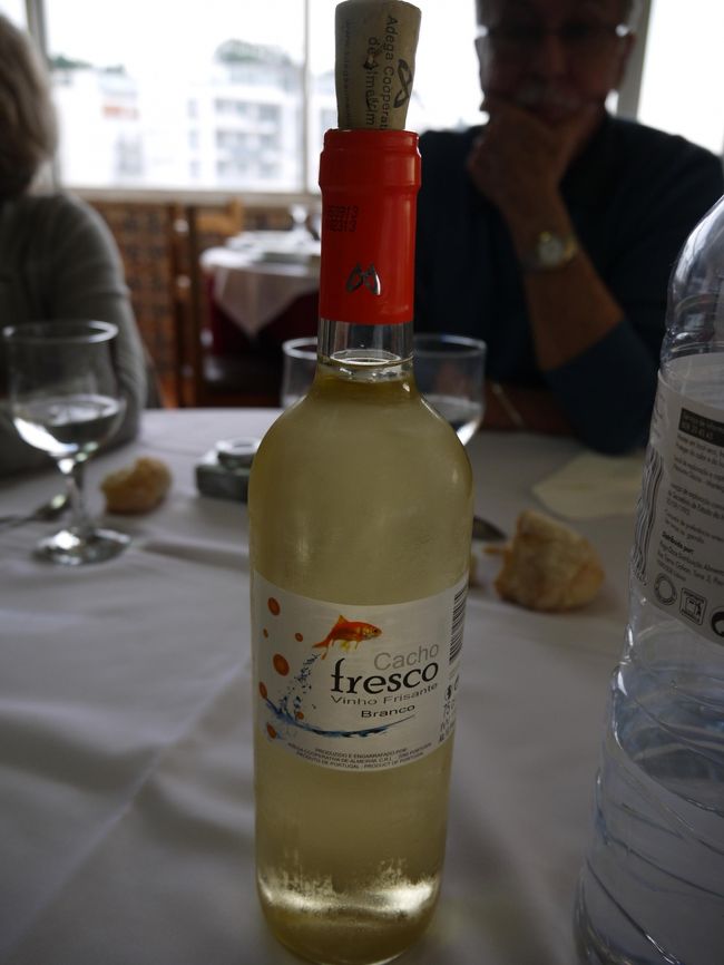 座ったテーブルは日本人5名とフランス人2名のテーブル。<br />フランス人の方はトゥールーズのご夫婦。<br /><br />白ワインとお水は飲み放題とのこと。<br />なので別にドリンクを注文する必要がないのがうれしい♪