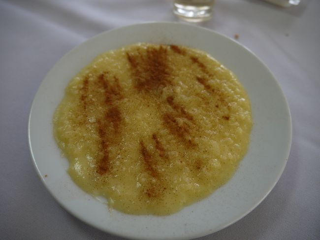 こちらがデザート。<br />何かさっぱりわからないので聞いてみるとsweet riceとの答え。<br />いわゆるライス・プティング。<br />食べてみると…日本人は全員びみょ〜な顔。<br />やっぱ甘いお米ってのが基本的に受け付けないのかも。<br /><br />1時間以上かけてゆっくりお食事。<br />その間に外は雨が降ってきた。<br />あぁついに…。<br /><br />再びバスで移動。<br />途中もしかしたらナザレの海が見える場所で停まってくれないかなぁ〜と思ったけど…そのようなこともなく…。<br />これなら別にご飯食べるのにわざわざナザレに来なくってもいいんじゃないか？？