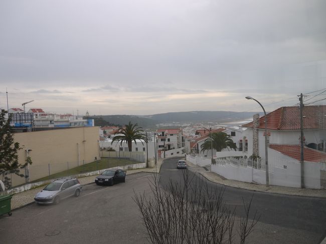 レストランからの景色はこんな感じ。<br /><br />このツアーランチ付きとランチなしが選べるけれど…レストランの周りは本当に住宅街で何もないのでランチなしにしてもこのレストランで何か食べざるを得なくなる気がする。<br />レストランの入り口近くのソファーでランチなしの人が数人座って待っていたけど…あの人たちはお昼どうしたんだろ？？