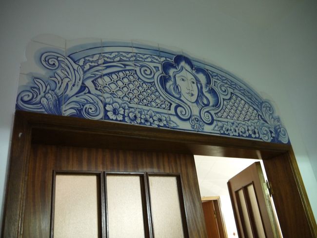 25分ほどでファティマのお土産物屋さん到着。<br />このお土産物屋さんキリスト教関連のものがいっぱい売ってた。<br />こういうお土産物屋さん初めて。<br />マリア様のペンダントとか置物とかハガキとか…。<br />それが結構広い店内にいっぱい。<br /><br />ちなみにこちらはお手洗いの入口のアズレージョ。<br />素敵なので撮ってみた(笑)