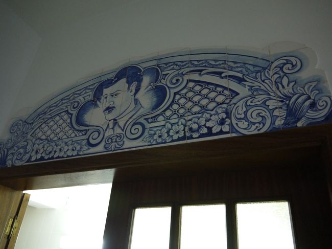 こちらは男性用。<br />こういうのも素敵。<br /><br />欧米人の方はまとめ買いしている人多数。<br />しかし仏教徒（一応）の私は全く買う気が起らない…。<br />だって自分がお土産にマリア様のペンダントとかもらっても…ねぇ…。<br />40分位と結構時間があったけど…1周して何も買うものがなかったので出口のベンチでぼーっと待ってた。<br /><br />