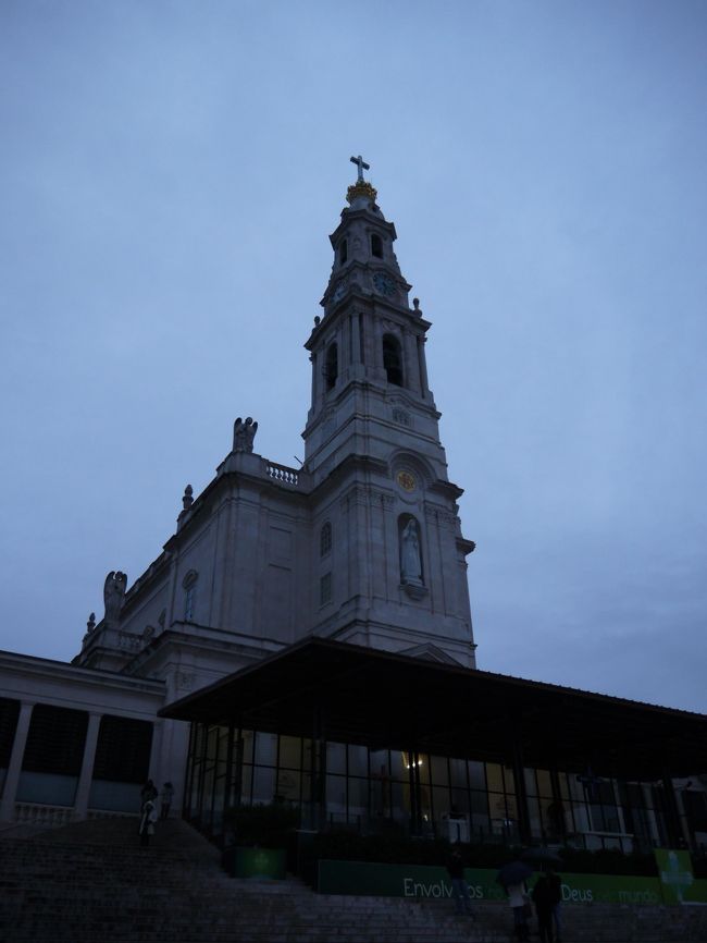 少しでも明るいうちにとバジリカの写真を撮ってみるが…すでに薄暗い。<br />