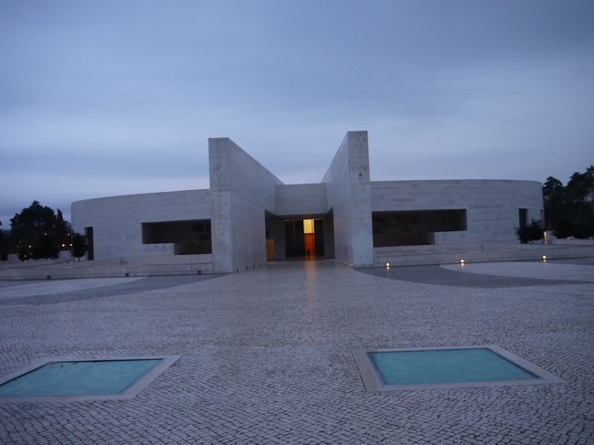 教会とは思えない建物。