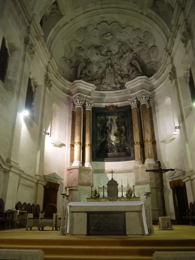 ミサも終わっていたのでゆっくり見学。<br />いわゆる「ファティマの奇跡」が起ったのは第一次世界大戦中の1916年なので教会にそれほどの歴史はない。<br />