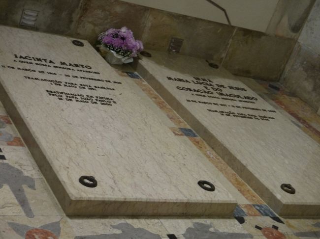 反対側には同じくすぐに亡くなったヤンシタとその後長生きし修道女になったルシアのお墓。<br />それほど見学に時間がかかる場所ではないのでここで少々時間つぶし。<br />あんまり早く戻ってバスが開いてなくって外で待つのもヤダし。<br />そろそろいいか…とバスに戻ると同じく暇を持て余していたのか結構みんな戻って来てた。<br />予定通りここからバスはリスボンへ。<br />高速道路らしきところを通ってるんだけど…街灯が一切なくてちょっと怖い。<br />気付いたら爆睡。<br />目を開けたらもうリスボンの近く。<br />ここからは順番にホテル近くでバスを降りていく。<br />この後ファドを聞きに行く予定だったのでロシオ駅近くで降ろしてもらう。