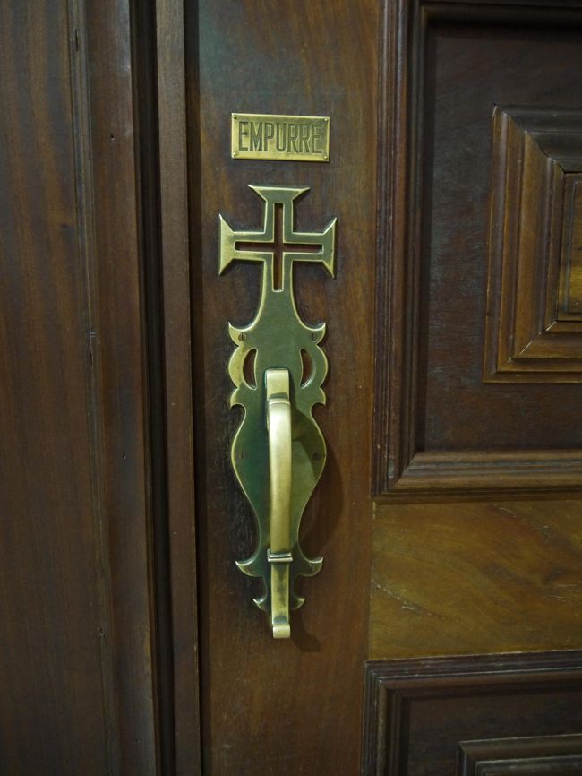 そろそろミサも終わったかと思って再びバジリカへ。<br />入口の取っ手が素敵。<br />