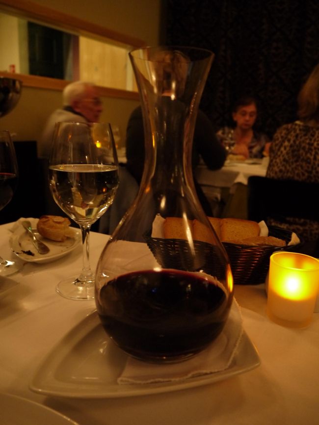 ここで初対面の方たちなので大丈夫かしらと思ったけど名前を言うとすぐ案内してもらえた。<br />2人とも女性の方。<br />初対面のご挨拶もそこそこにメニューを決めなきゃいけないと。<br />正直ヘロヘロ状態だったので提案に乗っかる状態。<br />スイマセン。<br />飲み物はもちろんワイン。<br />