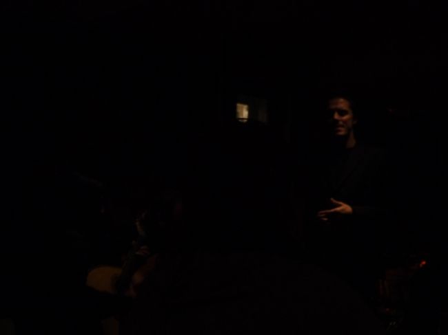 1人目の方が歌い終わると再び店内が明るくなった。<br />こういうレストランでは1人歌ってちょっと休憩、そして2人間が始まって終わるとまた休憩…という形なんだとか。<br />その間に旅行話などに花が咲く。<br />お互い1人旅なので当然旅好き。<br />話題は尽きない…すると再び店内が暗くなり2人目の方。<br />男性の歌手。<br />