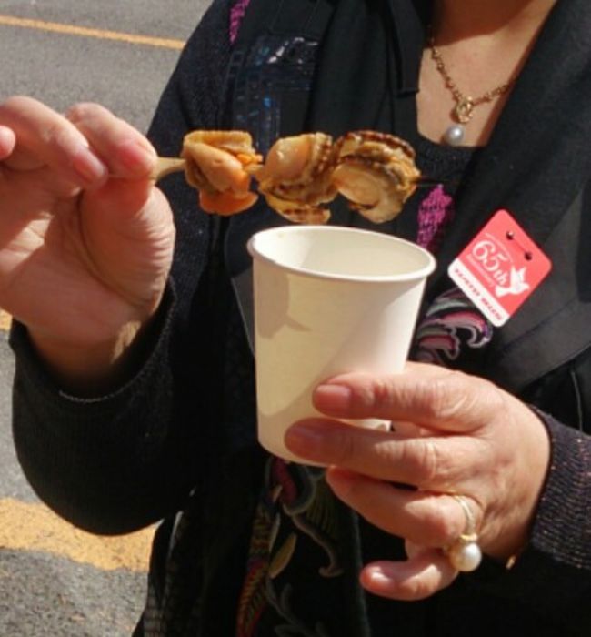 お腹をすかせておかないと…と思いながらも、トイレ休憩のお土産屋さん前で「焼きホタテ  300円」