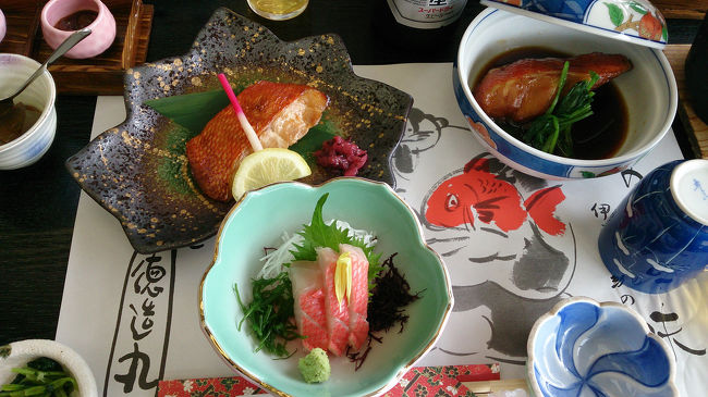 「旬の金目鯛づくし御膳」の昼食<br />(約70分)<br /><br />・金目鯛漁師煮<br />・金目鯛味噌漬け焼き<br />・金目鯛しゃぶしゃぶ<br />・金目鯛お造り<br />・金目鯛あら汁<br />・珍味盛合わせ<br />・香の物<br />・黄飯<br />       (くちなしで色づけした黄色いご飯)<br />・黒蜜ところてん<br />