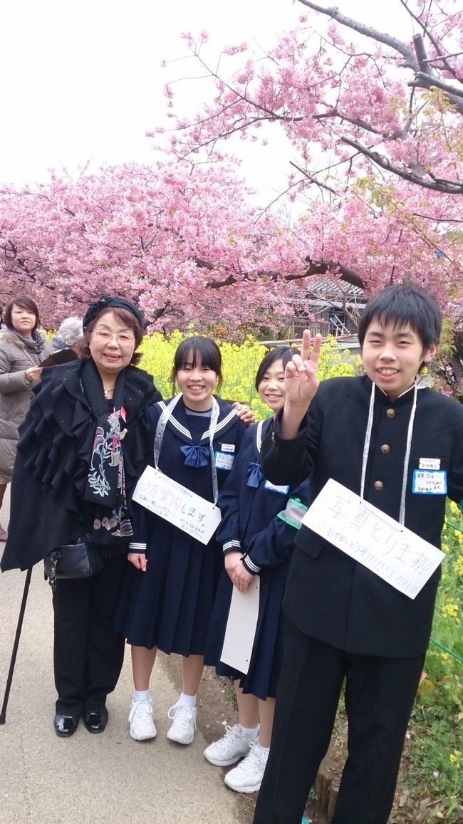 地元の中学生が首から「道案内します」「写真撮ります」のプラカード下げて、かわいく「お  も  て  な  し」してくれました♪