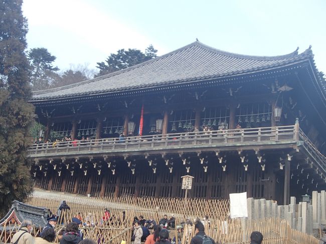 ４時半過ぎ二月堂到着！<br /><br />一番前方センターに青いビニールシート、スンバラシイ！<br />赤いコートの憎い人が？<br /><br />お局様とおば友、あとお一人ご苦労様です。太田ヤンゴンさんだったかな？<br />皆様、キャラ最高かと。　一升瓶もスタンバイ・・凄！