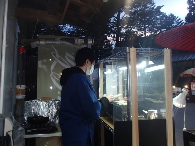 お水取り開始迄、時間あるので甘酒＆団子買いにパシリが