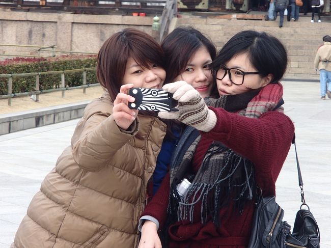 自分撮りとるヘタレちゃん。<br /><br />台湾の観光客さんかと？可愛いデスネェ。