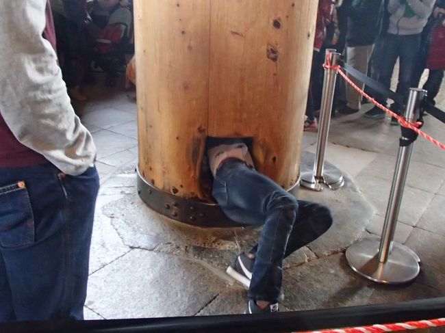 柱くぐり。<br /><br />思ったより小さい。<br /><br />周りちょいブラし、お昼食べに行きましょや。