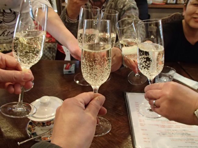 まずは泡で　　チンチン！<br /><br />イケてましたよ。tanupamさん、これにやられたとか（笑）<br /><br />この後、怒涛のオーダー！<br />マダム達、超恐ろしいガソリン消費量に（爆）・・怖くてアップ出来ません！