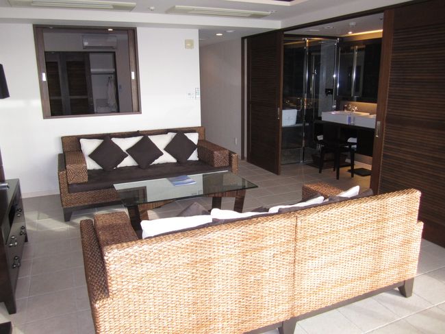 壁側の四角い窓の向こうがベッドルームになってます